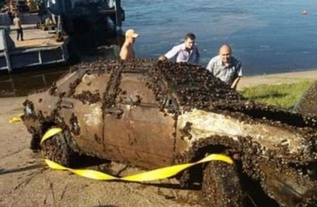 Man accidentally finds a car at the bottom of the river and calls the police. When they arrived, the police were horrified and shocked, look what they found inside when they pulled it out of the water.Check the comments👇👇