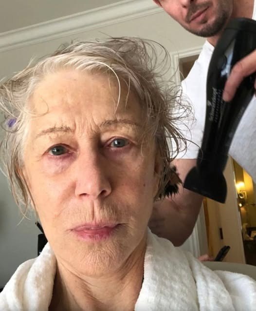 Helen Mirren just debuted a shocking new hairstyle at 77 years old… I honestly can’t believe it! Photos in the comments… 👇