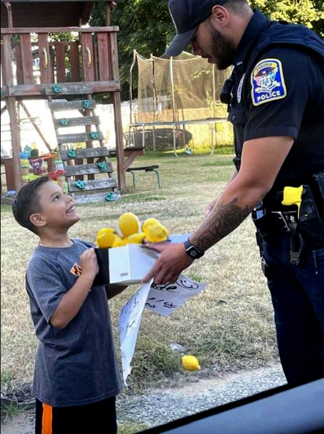 Boy tells cop he’s selling lemonade to buy new shoes. Hours later cop returns Check the comments.👇👇👇