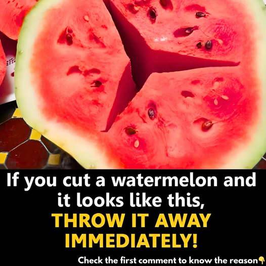 What do cracks inside a watermelon mean? Discover why you should avoid eating it! Details in the first comment👇