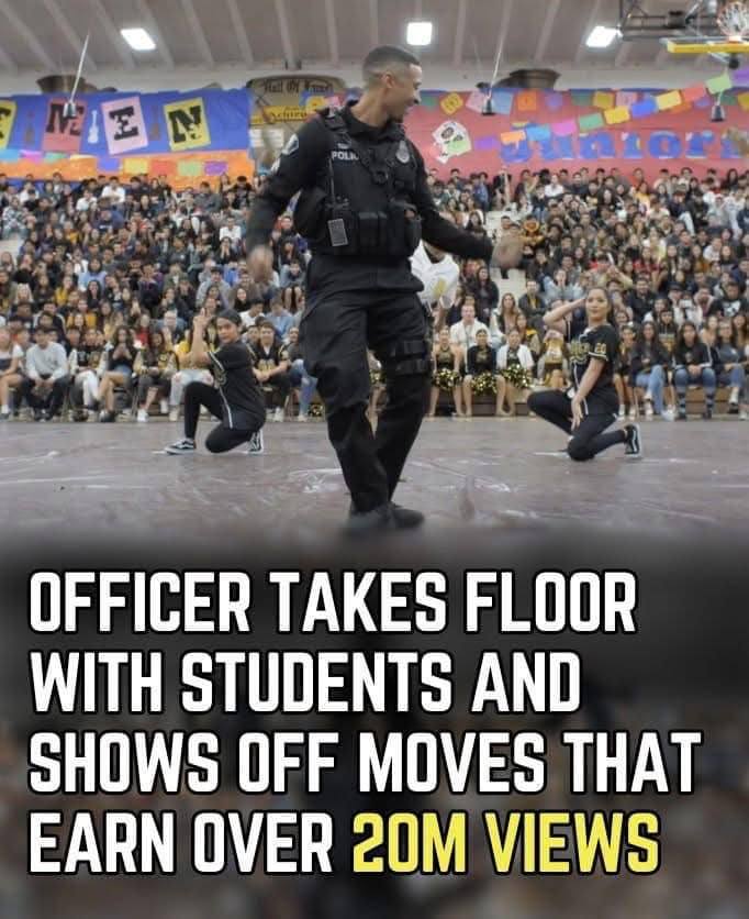 Officer completely stole the show 😱 Now watch it in the first comment 👇😍