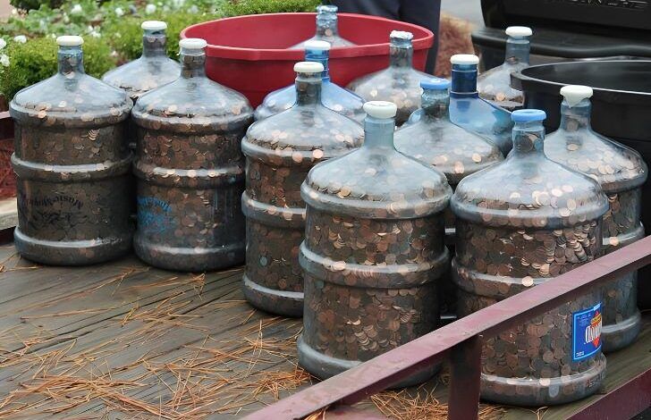 “Man saves coins for 45 years, rolls 15 water jugs into bank and tells teller to deposit ’em all Check the 1st comment👇