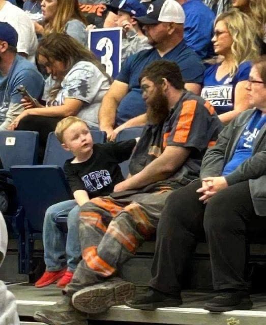 Michael McGuire, a hardworking coal miner, didn’t let a shift covered in dirt stop him from sharing a special basketball game with his son at the University of Kentucky’s Rupp Arena. The heartwarming scene was captured in a viral photo that struck a chord with none other than University of Kentucky Men’s Basketball Coach John … 𝐶h𝑒c𝑘 𝑡h𝑒 𝑐o𝑚m𝑒n𝑡s 👇👇👇