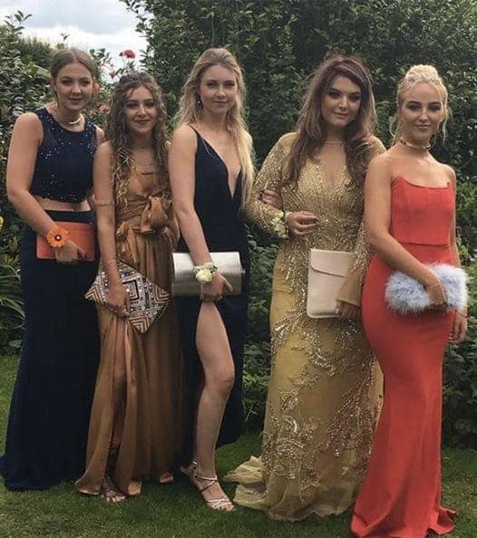 Five girls strike a pose for their prom photo, but once you see the girl in the middle you’ll realize why it went extremely viral. Check out the first comment 👇