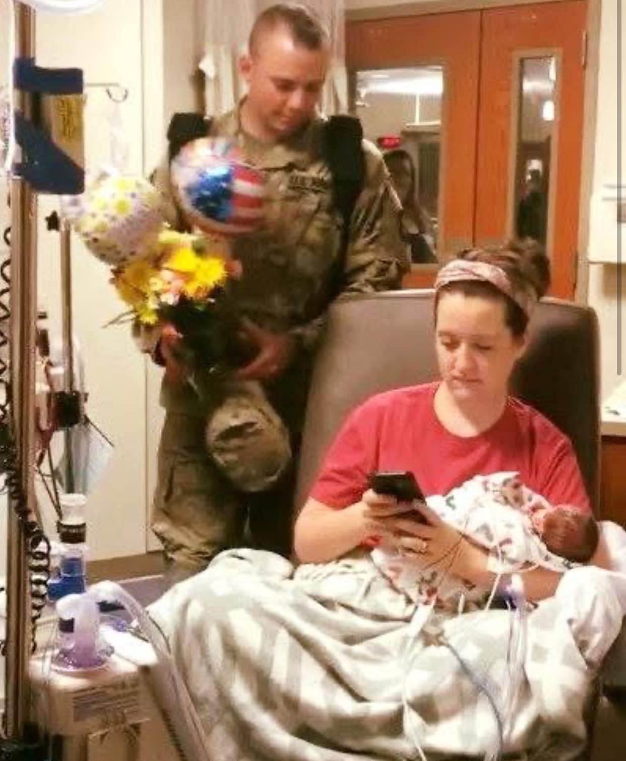 Wife texts deployed husband about their preemie twins, unbeknownst to her he’s standing right behind her… the heartwarming reaction is in the comments 💔😭👇 ⁮