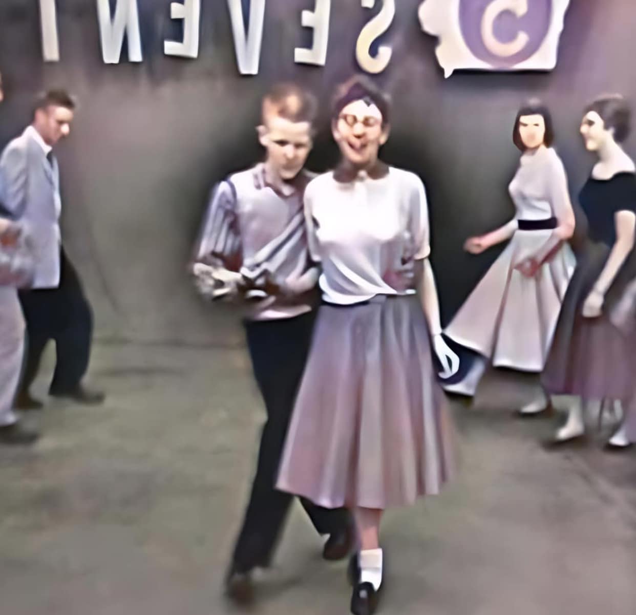 Back in the 1950s, everyone knew this dance. But nowadays, only a few people can remember it.Watch the dance in the first comment below👇⬇️⁮