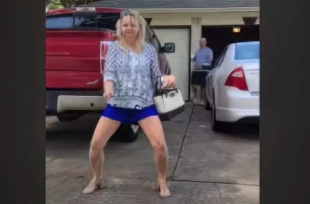 Mom Starts Dancing In The Driveway, But Watch When Dad Shows Up Behind Her. Watch the video in first comment 😍